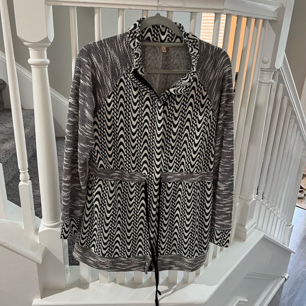 Skies Are Blue, zip front top, size medium